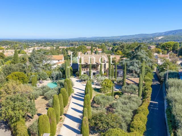 Robion COEUR DE VILLAGE Maison lumineuse Piscine Vue. 240m² Robion