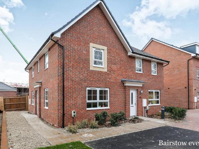 Robin Close, Coventry, CV4 3 bed semi detached house to rent £1,300 pcm £300 pw