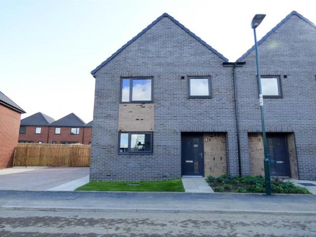 Robin Close, Hebburn 3 bed semi detached house to rent £1,400 pcm £323 pw
