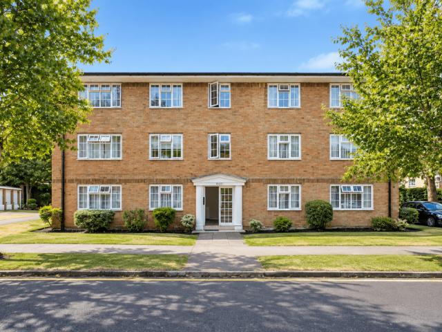 Robin Hood Lane, London, SM1 3 bed flat to rent £1,750 pcm £404 pw