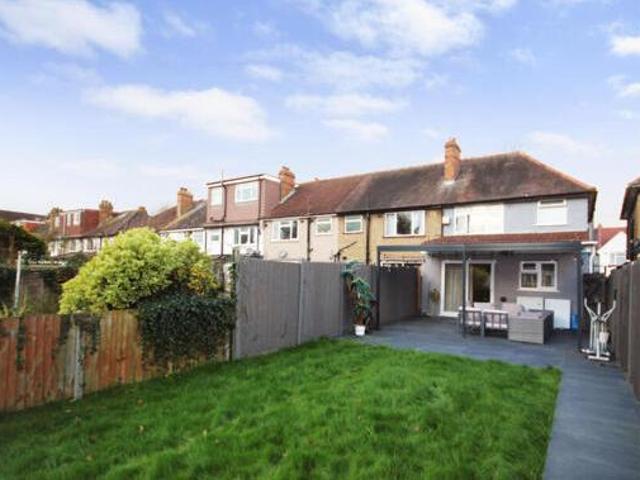 Robin Hood Way, Greenford, 4 Bedroom End
