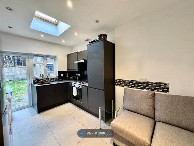 Robin Hood Way, London SW15, 3 bed flat to rent, £2,250 pcm | PrimeLocation