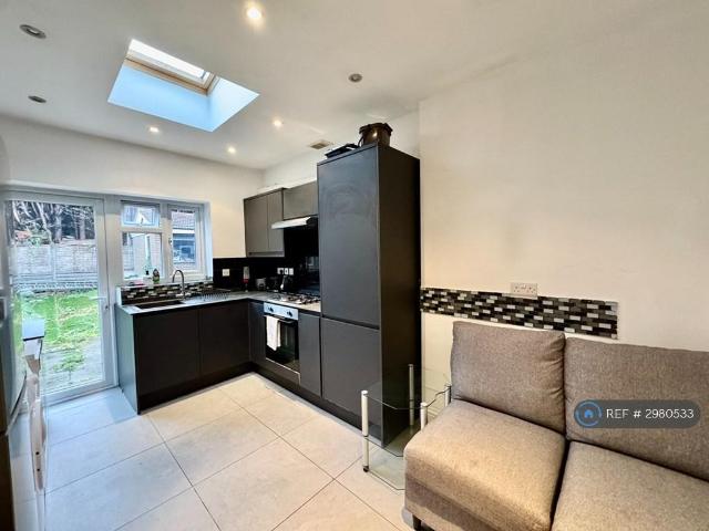 Robin Hood Way, London, SW15 3 bed flat to rent £2,250 pcm £519 pw