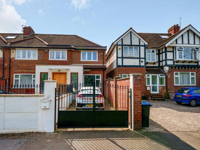 Robin Hood Way, Roehampton Vale. 2 bed flat to rent £2,100 pcm £485 pw