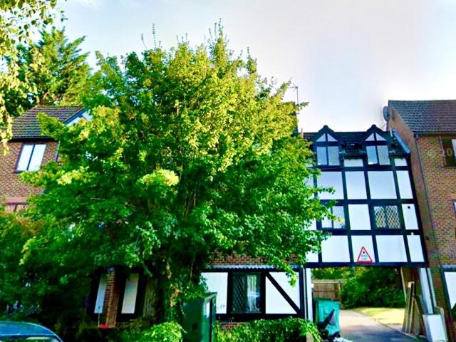 Robina Close, Northwood. HA6 1 bed apartment to rent £1,400 pcm £323 pw