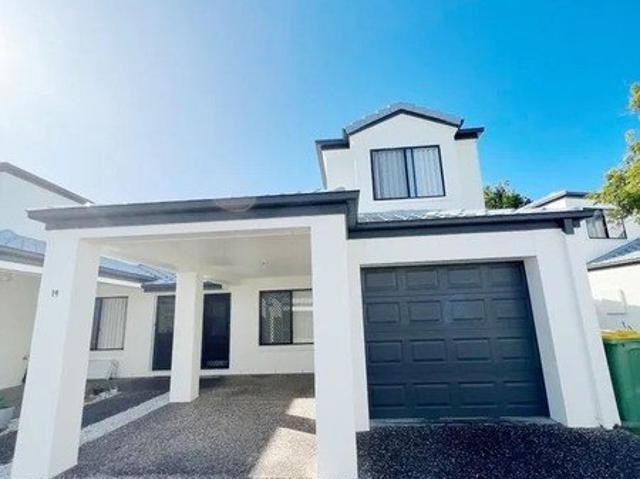 Robina Townhouse with Pool