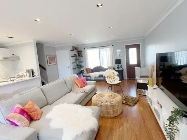 Robina Townhouse with Pool