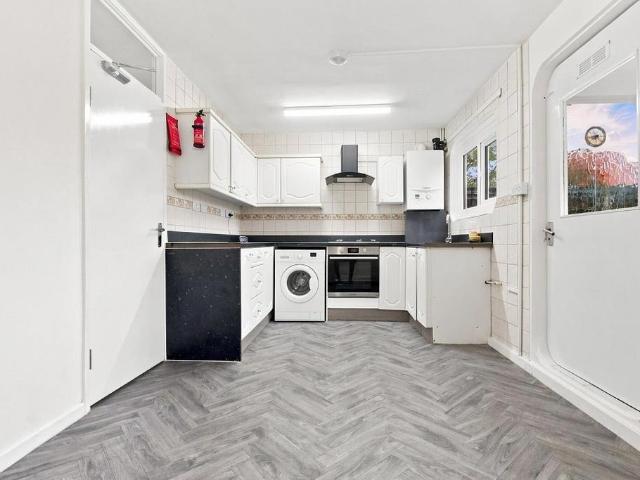 Robinsway, Waltham Abbey EN9 3 bed end of terrace house to rent £1,950 pcm £450 pw