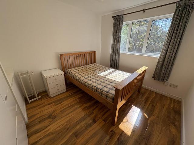 Robins Close, Uxbridge 1 bed apartment to rent £1,400 pcm £323 pw