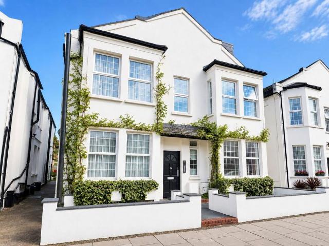 Robinson Road, Colliers Wood, London. 2 bed flat to rent £1,600 pcm £369 pw