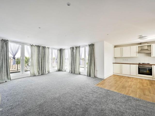 Robinson Road, Colliers Wood, SW17 3 bed flat to rent £2,903 pcm £670 pw