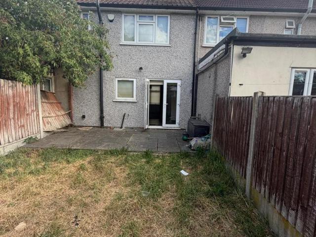 Robinson Road, Dagenham RM10 2 bed terraced house to rent £1,800 pcm £415 pw