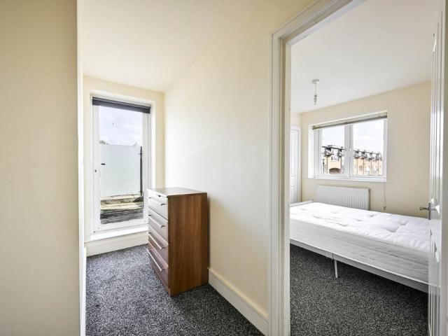 Robinson Road London, Colliers Wood. 3 bed flat to rent £2,700 pcm £623 pw