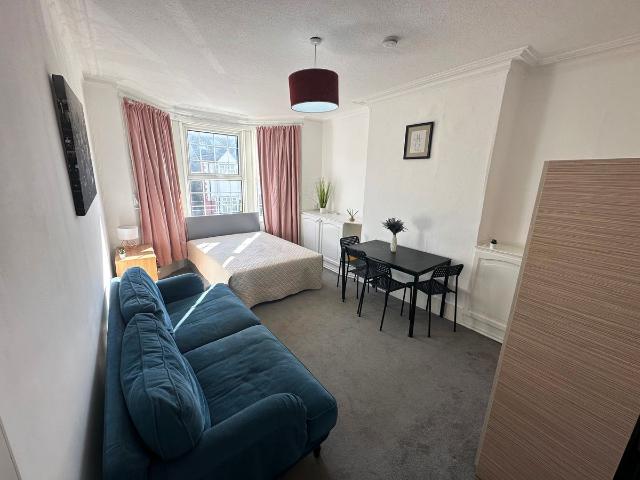 Robinson Road, Tooting SW17, 2 bed shared accommodation to rent, £700 pcm | PrimeLocation