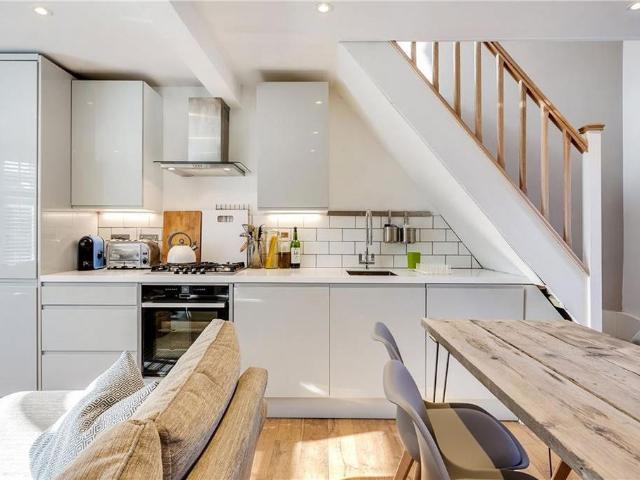 Robson Road, London SE27 2 bed terraced house to rent £2,100 pcm £485 pw
