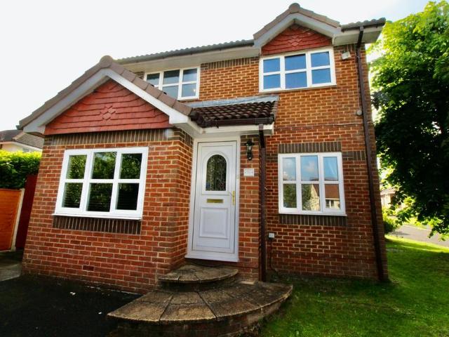 Rochdale OL16 3 bed detached house to rent £1,400 pcm £323 pw
