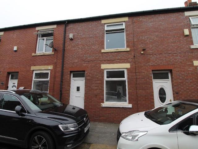 Rochdale OL11 2 bed terraced house to rent £850 pcm £196 pw