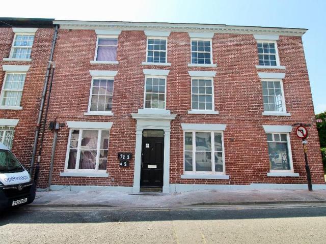 Rochdale OL12 1 bed apartment to rent £800 pcm £185 pw