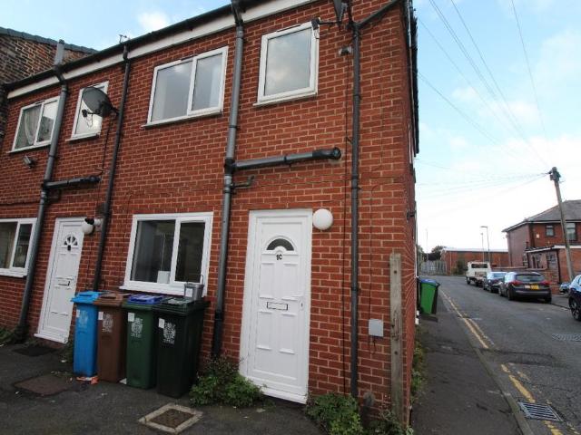 Rochdale OL12 1 bed flat to rent £700 pcm £162 pw
