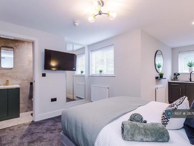 Rochdale Old Road, Bury, BL9 Studio to rent £995 pcm £230 pw