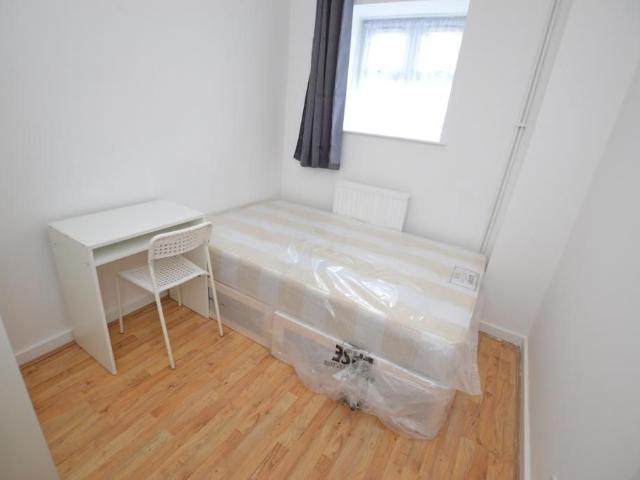 Roche House, Beccles Street, London E14, Room to rent, £802 pcm | PrimeLocation