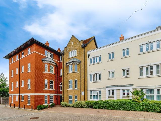 Rocheforte House, Rochford SS4, 2 bed flat to rent, £1,100 pcm | PrimeLocation