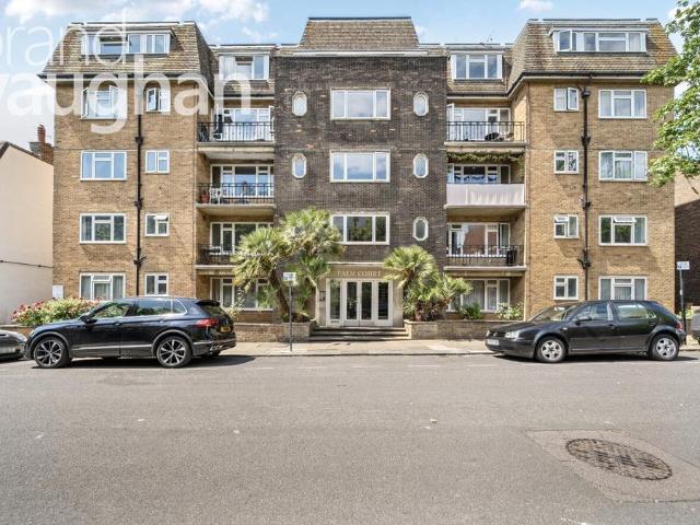 Rochester Gardens, Hove, East Sussex. 2 bed flat to rent £1,600 pcm £369 pw