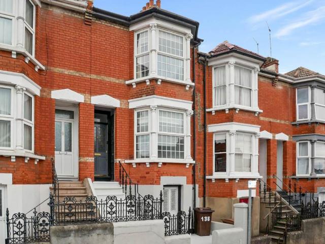 Rochester Street, Chatham, Kent 3 bed house to rent £1,700 pcm £392 pw