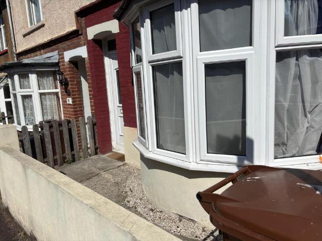 Rochester Street, CHATHAM ME4 3 bed terraced house to rent £1,500 pcm £346 pw