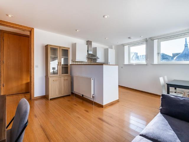 Rochester Row Westminster SW1P 2 bed apartment to rent £3,000 pcm £692 pw