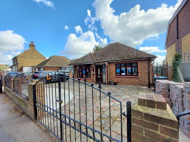 Rochester Road, Gravesend DA12 4 bed detached house to rent £1,800 pcm £415 pw