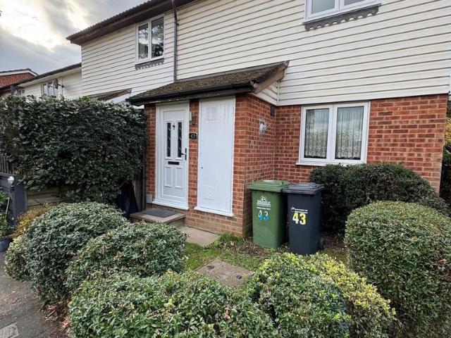 Rochford Close, Broxbourne 2 bed flat to rent £1,475 pcm £340 pw