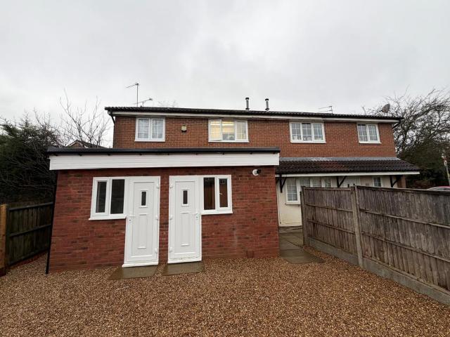 Rochford Drive, Luton, LU2 1 bed in a house share to rent £600 pcm £138 pw