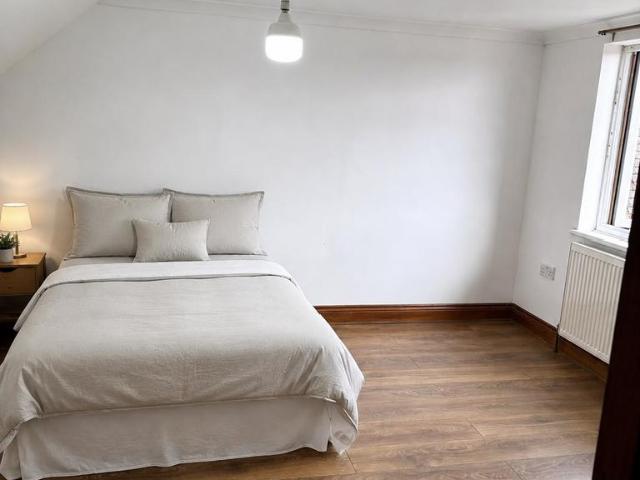 Rochfords Gardens, Slough SL2 1 bed in a house share to rent £1,000 pcm £231 pw