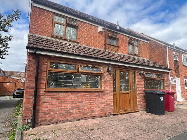 Rochfords Gardens, Slough SL2, 5 bed detached house to rent, £2,700 pcm | PrimeLocation