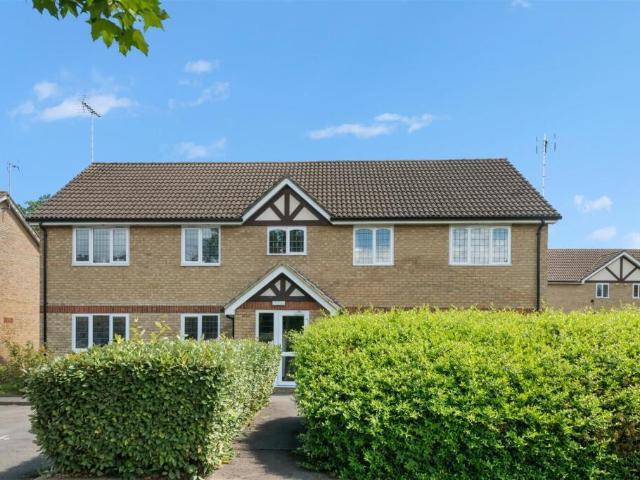 Rockall Court, Slough SL3 2 bed apartment to rent £1,700 pcm £392 pw