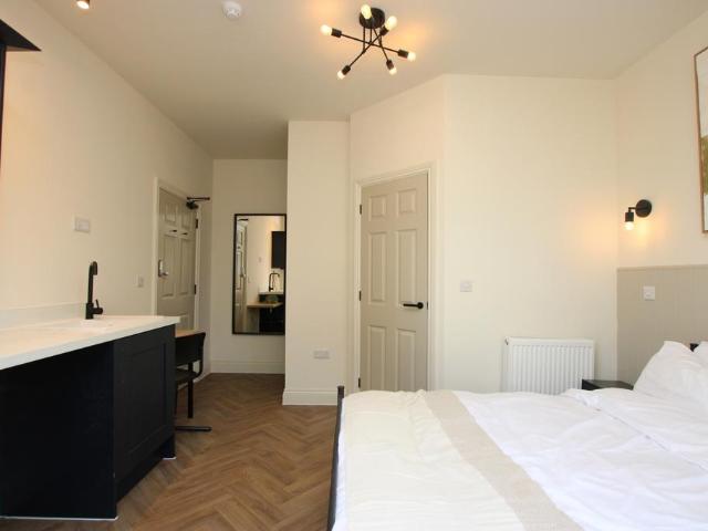 Rockingham Road, Kettering. Studio to rent £850 pcm £196 pw