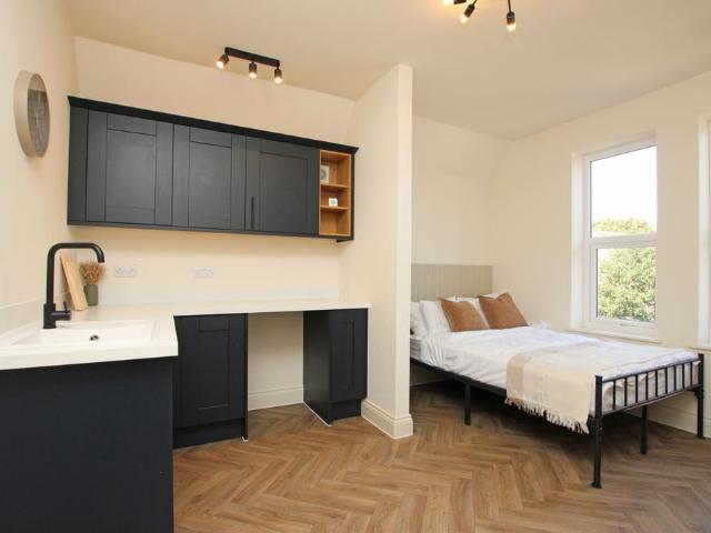 Rockingham Road, Kettering. Studio to rent £900 pcm £208 pw