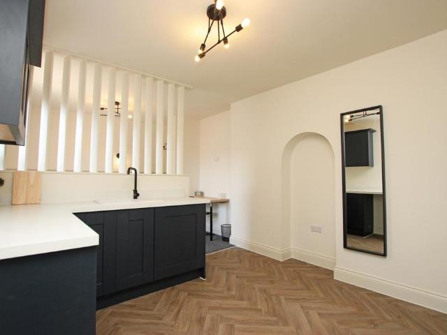 Rockingham Road, Kettering. Studio to rent £900 pcm £208 pw