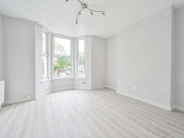 Rockley Road, Shepherd's Bush. 1 bed flat to rent £3,000 pcm £692 pw