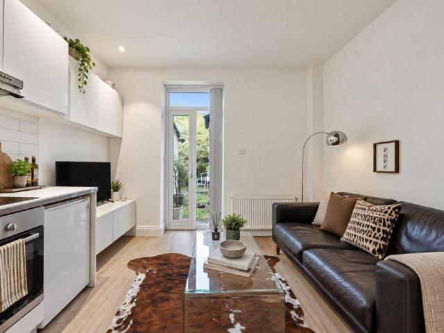 Roderick Road, Hampstead, NW3 1 bed house to rent £1,900 pcm £438 pw
