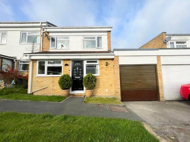 Roding Close, Basingstoke RG21, 3 bed property to rent, £1,700 pcm | PrimeLocation