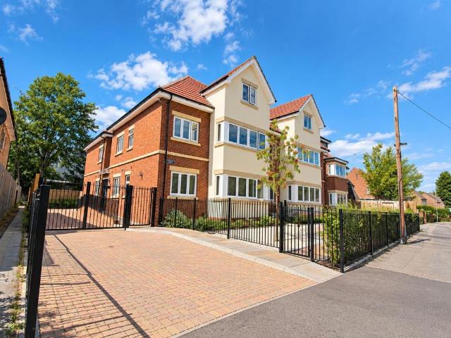 Roe Green Lane, Hatfield, AL10 2 bed apartment to rent £1,550 pcm £358 pw