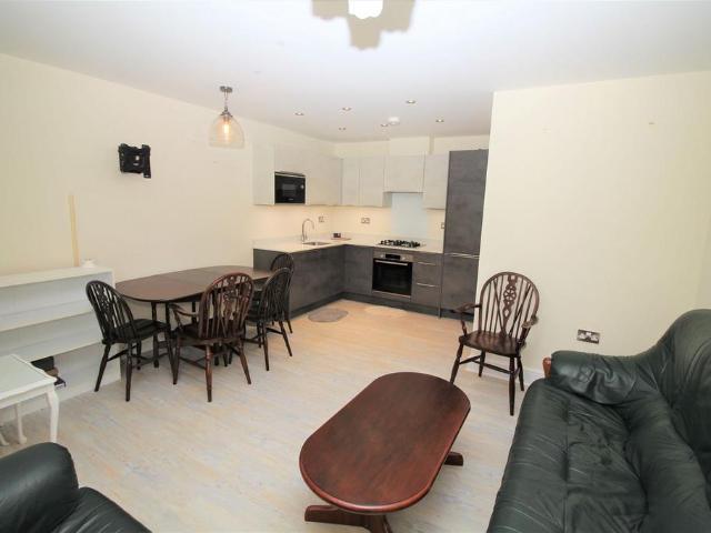 Roe Green Lane, Hatfield, AL10 2 bed apartment to rent £1,550 pcm £358 pw