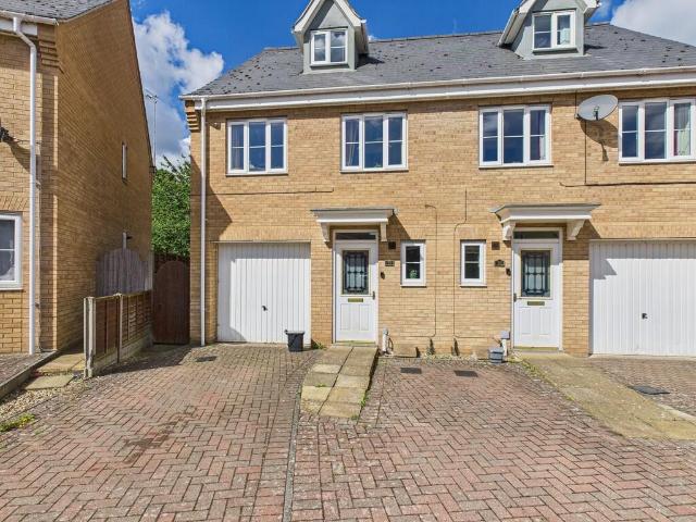 Roe Drive 4 bed detached house to rent £2,751 pcm £635 pw