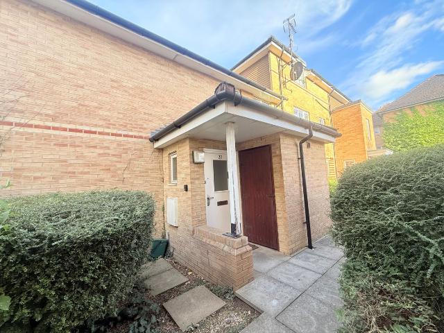 Roe Hill Close, Hatfield AL10, 2 bed maisonette to rent, £1,040 pcm | PrimeLocation
