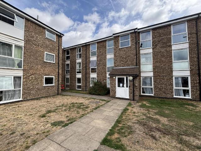 Roedean Avenue, Enfield EN3 2 bed flat to rent £1,800 pcm £415 pw