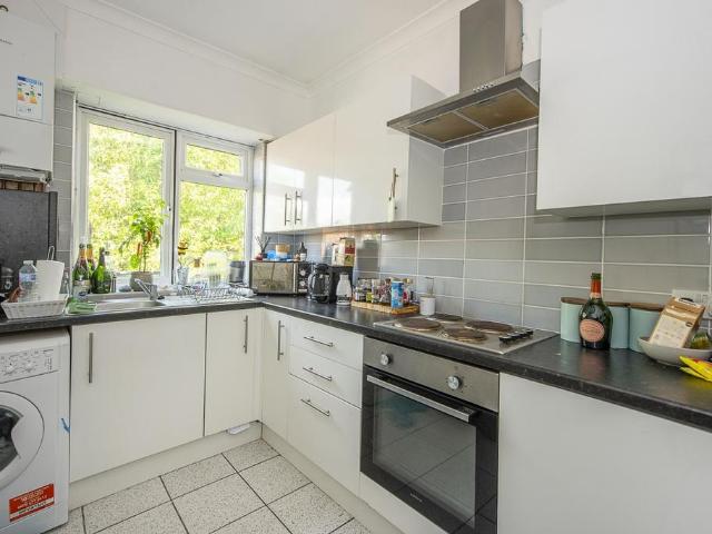 Roehampton High Street, SW15 1 bed flat to rent £1,650 pcm £381 pw