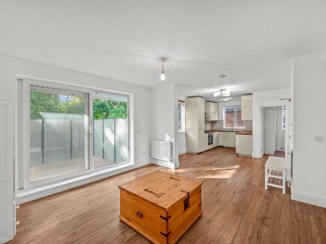 Roehampton Vale, Putney SW15, 3 bed flat to rent, £2,400 pcm | PrimeLocation