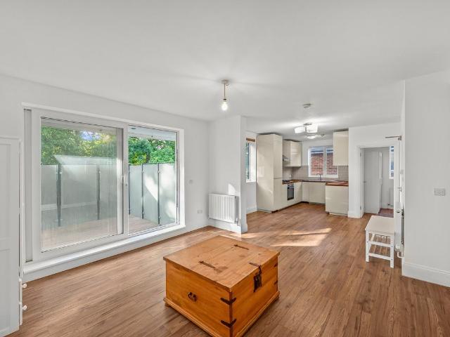 Roehampton Vale, Putney SW15, 3 bed flat to rent, £3,750 pcm | PrimeLocation